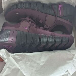 Nike Women's Metcon Colour Bordeaux Size 9.5